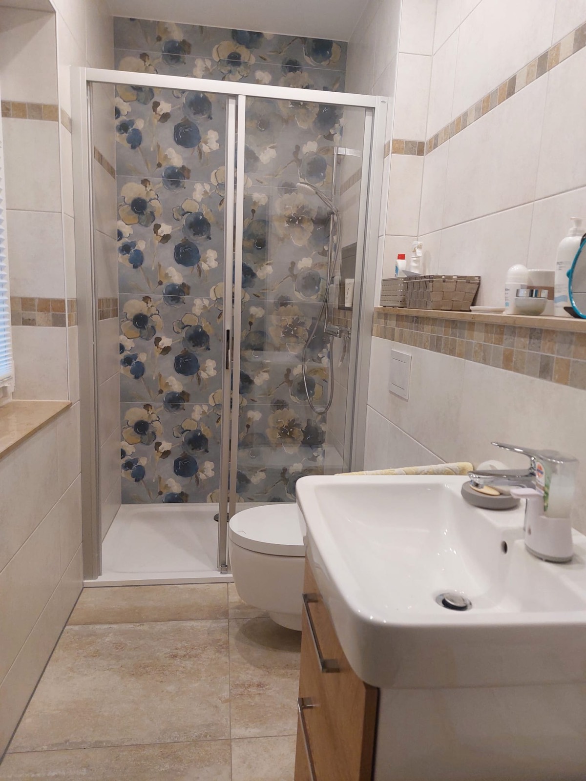 Komplettes Bad mit blauem Blütenmotiv, WC und Waschtisch