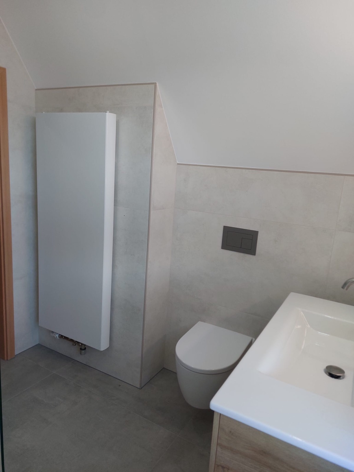 Modernes Bad mit Design-Heizkörper