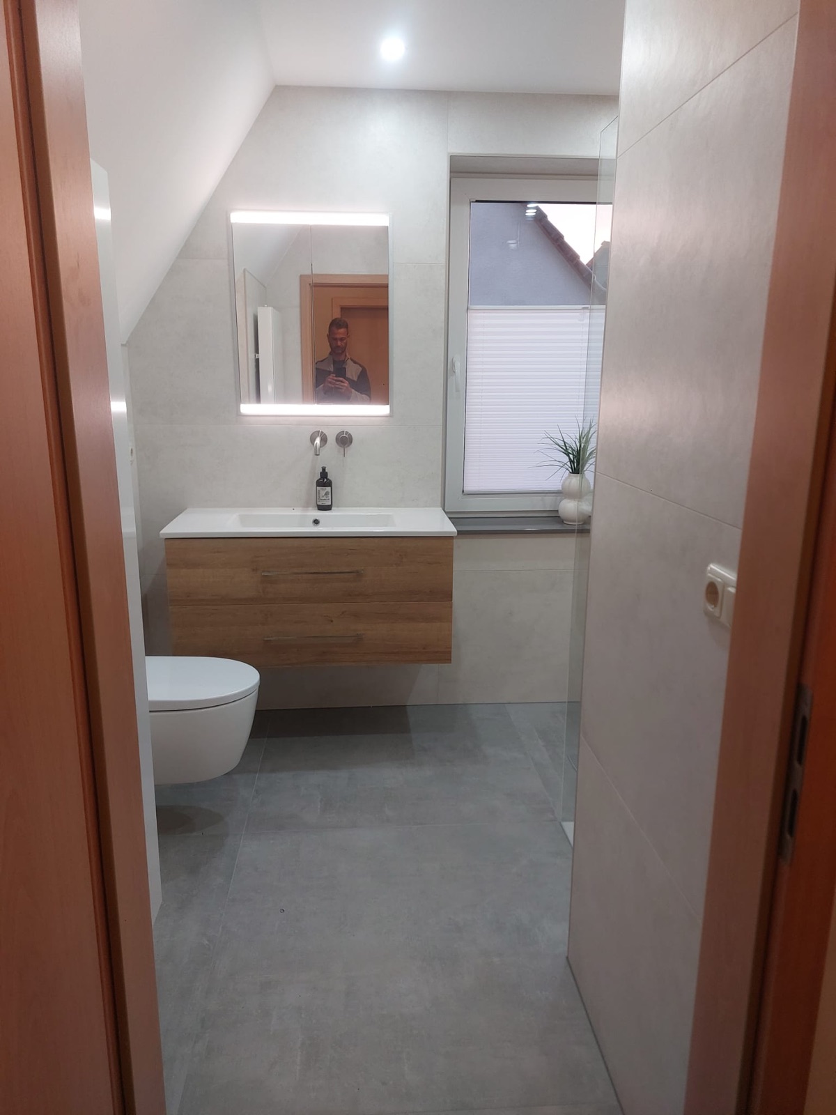 Helles Bad unter Dachschräge mit Badewanne