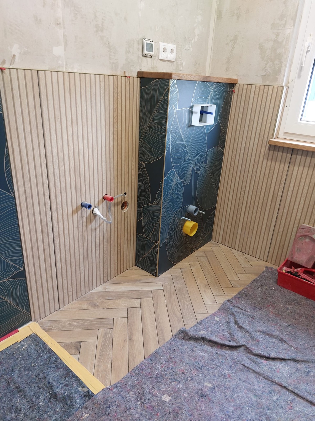 Dusche mit Blättermotiv und Fischgrät-Holzboden
