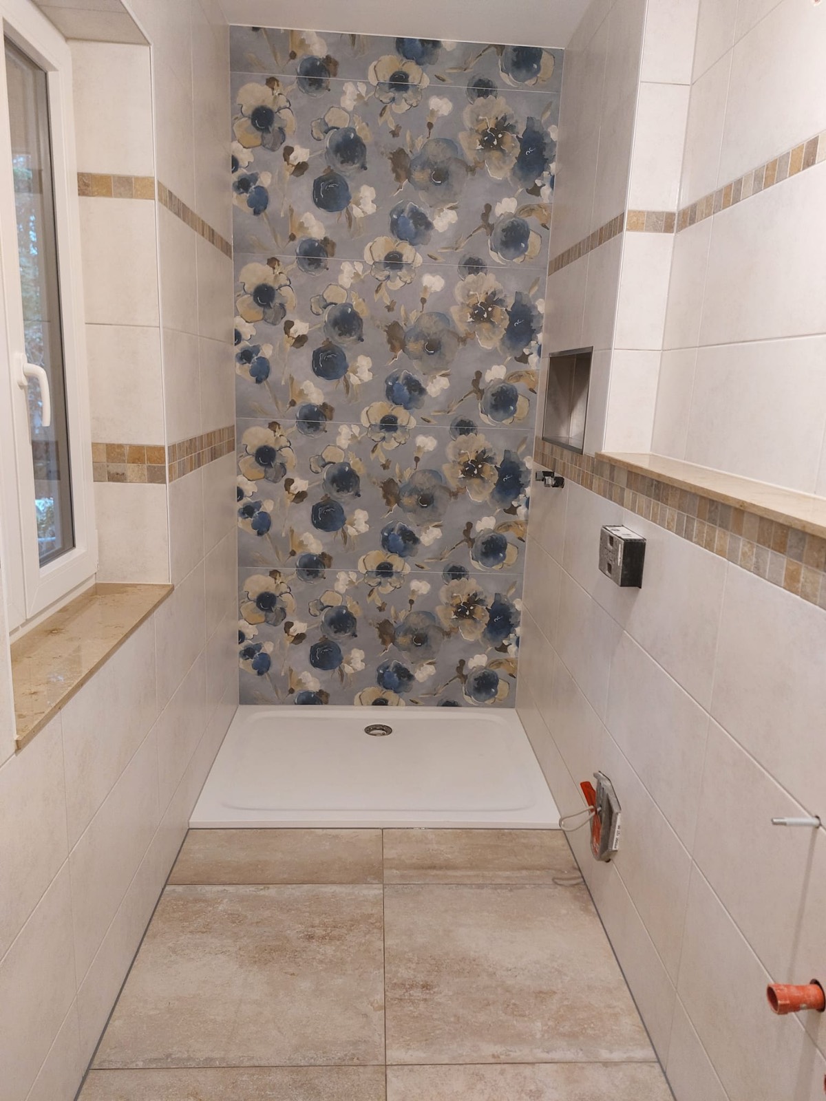 Dusche mit blauem Blütenmotiv, Nahaufnahme