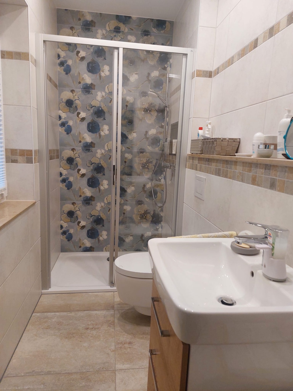 Komplette Dusche mit großflächigem Blütenmotiv