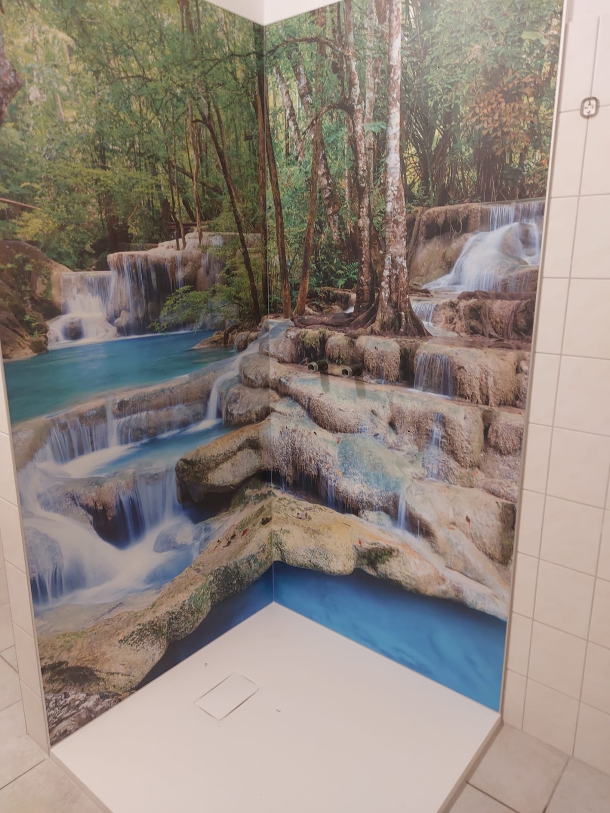 Dusche mit Dschungel- und Wasserfallmotiv