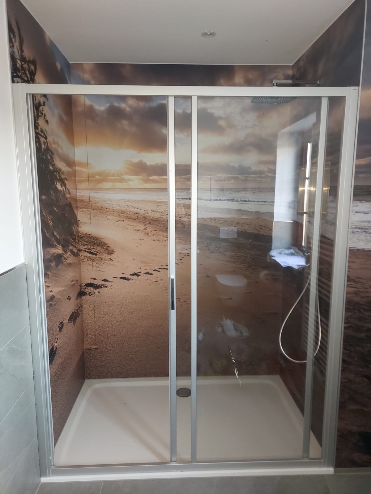 Dusche mit Strandmotiv und Schiebetür