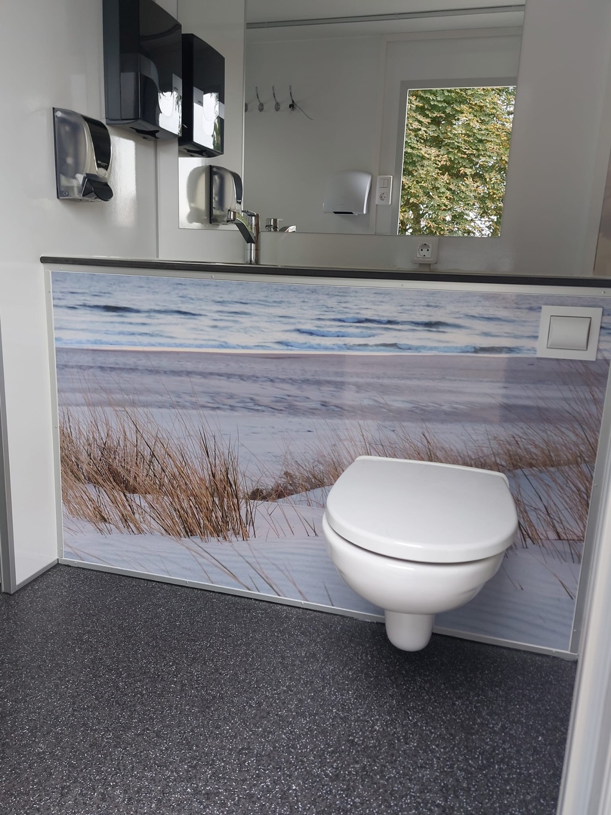 Innenansicht mobiles Bad mit WC und Strandmotiv