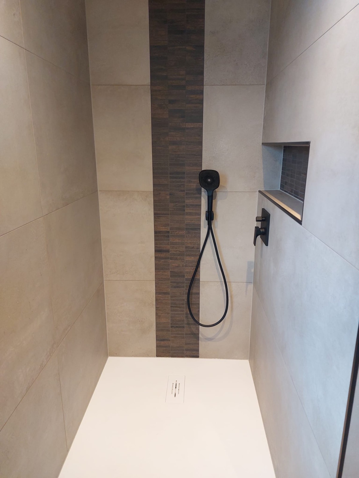 Regendusche mit beleuchteter Ablagenische