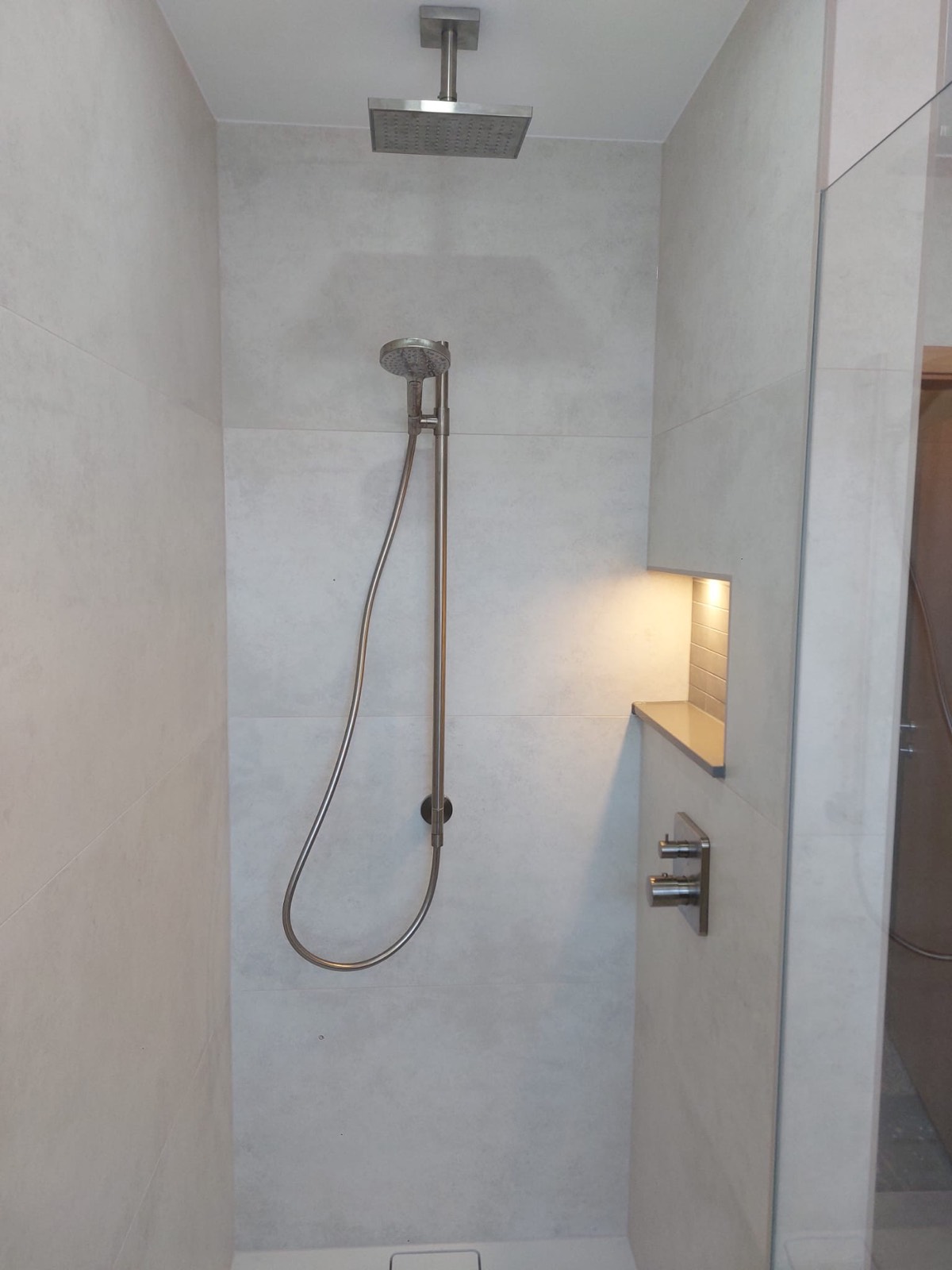 Minimalistische Regendusche mit beleuchteter Nische